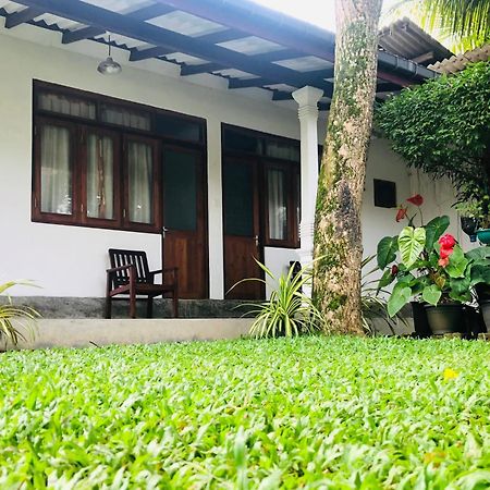 Waves Hotel Hikkaduwa Bagian luar foto