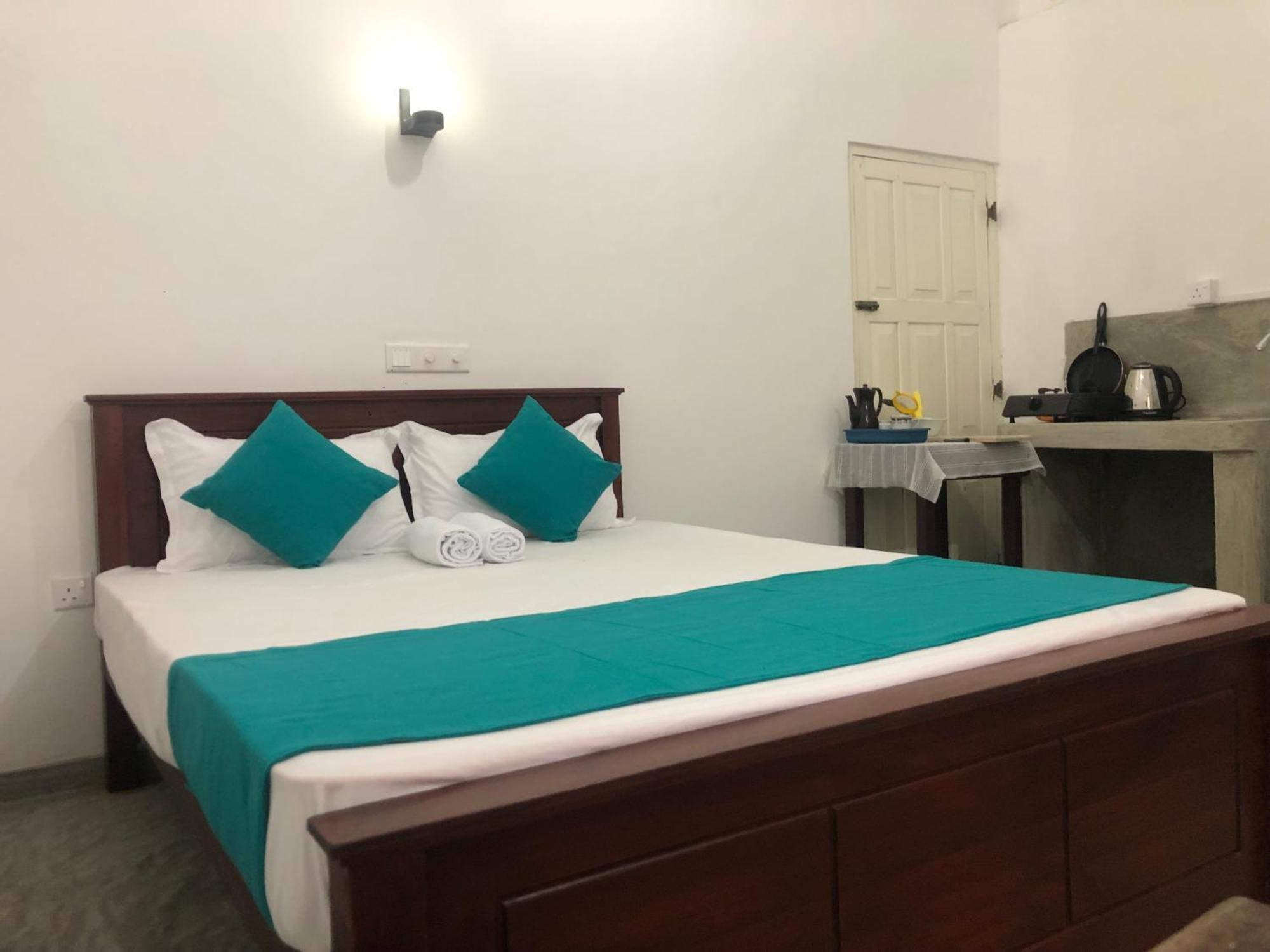 Waves Hotel Hikkaduwa Bagian luar foto
