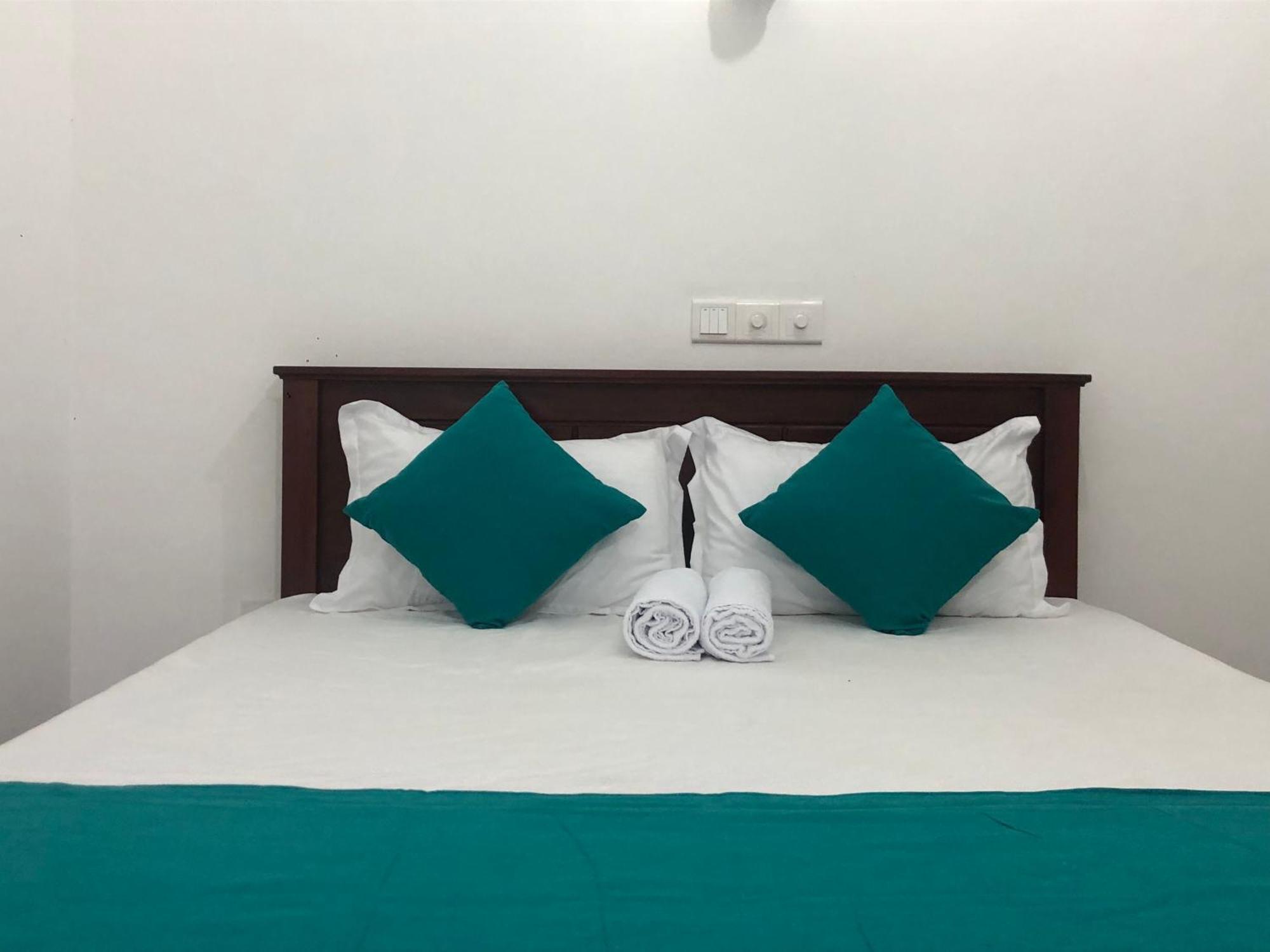 Waves Hotel Hikkaduwa Bagian luar foto