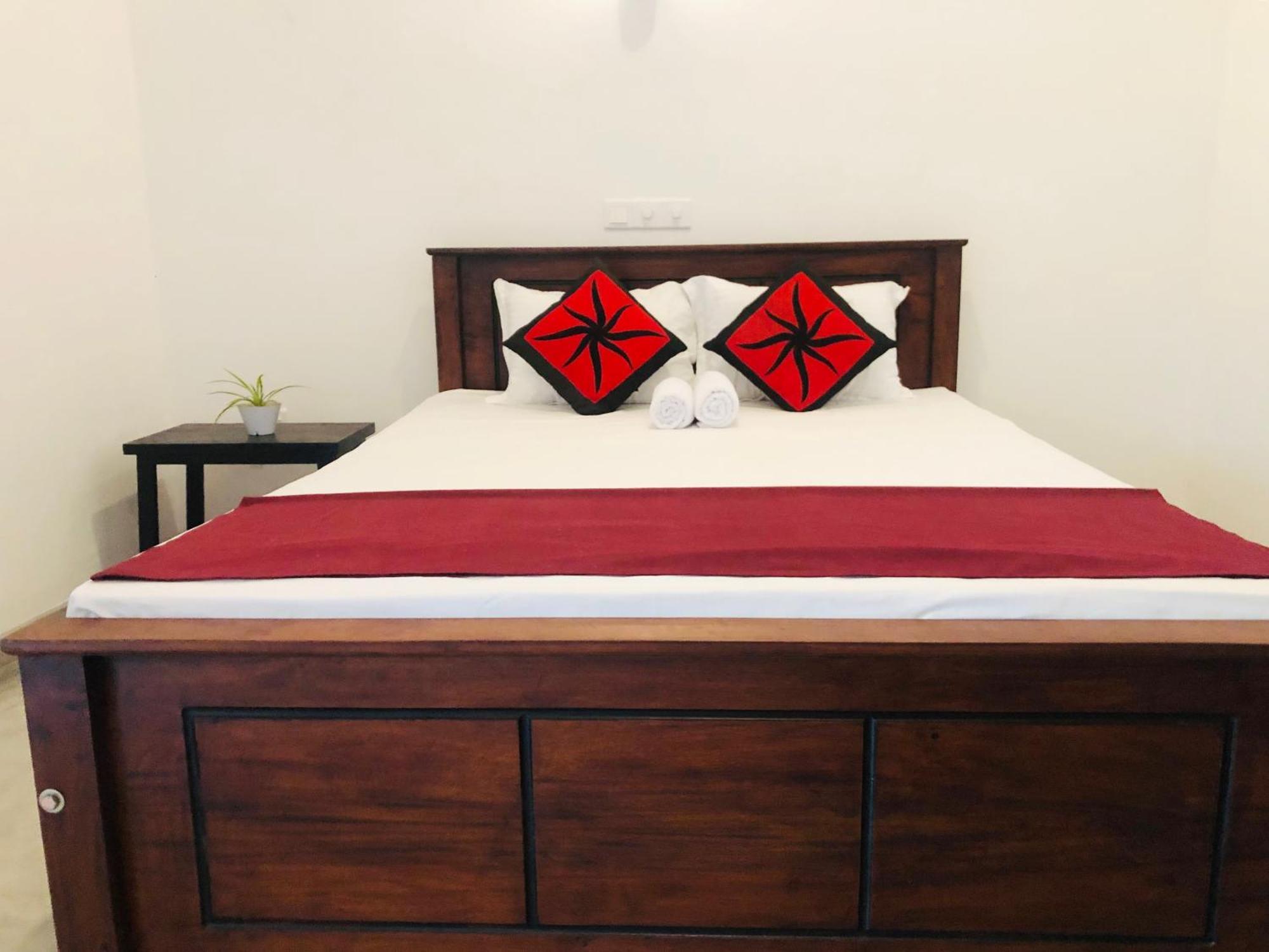 Waves Hotel Hikkaduwa Bagian luar foto