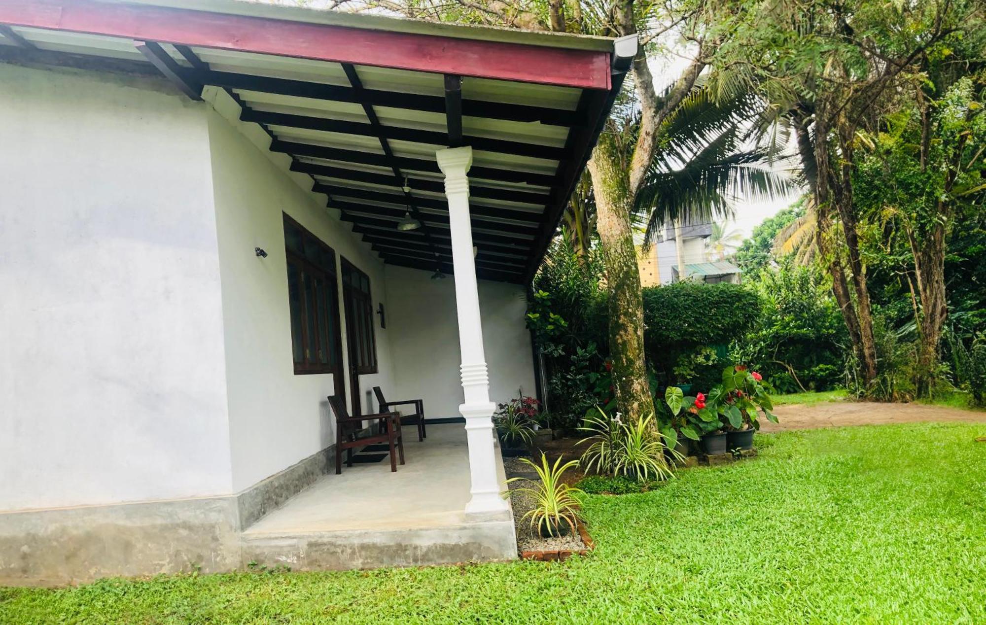 Waves Hotel Hikkaduwa Bagian luar foto