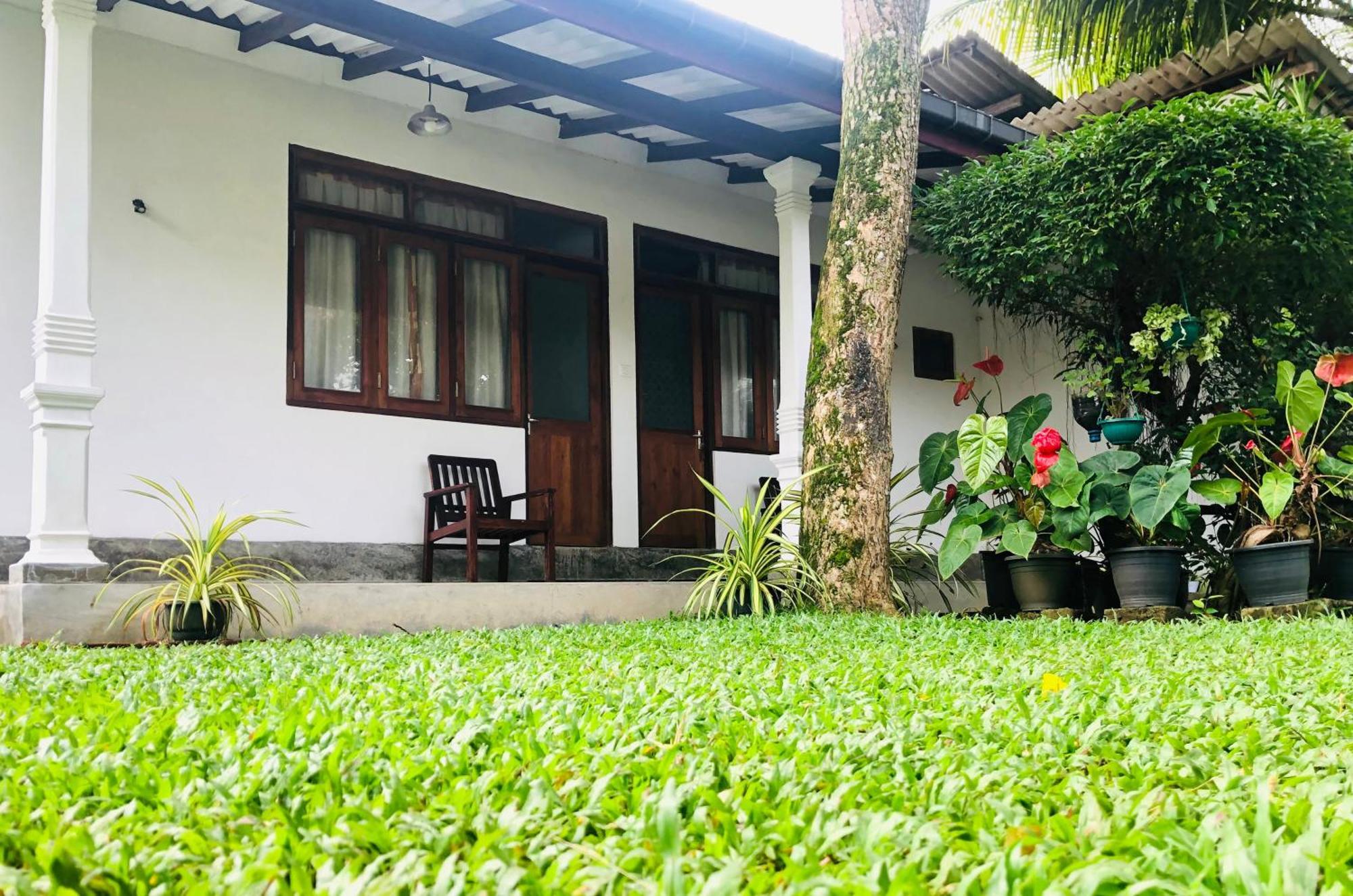 Waves Hotel Hikkaduwa Bagian luar foto