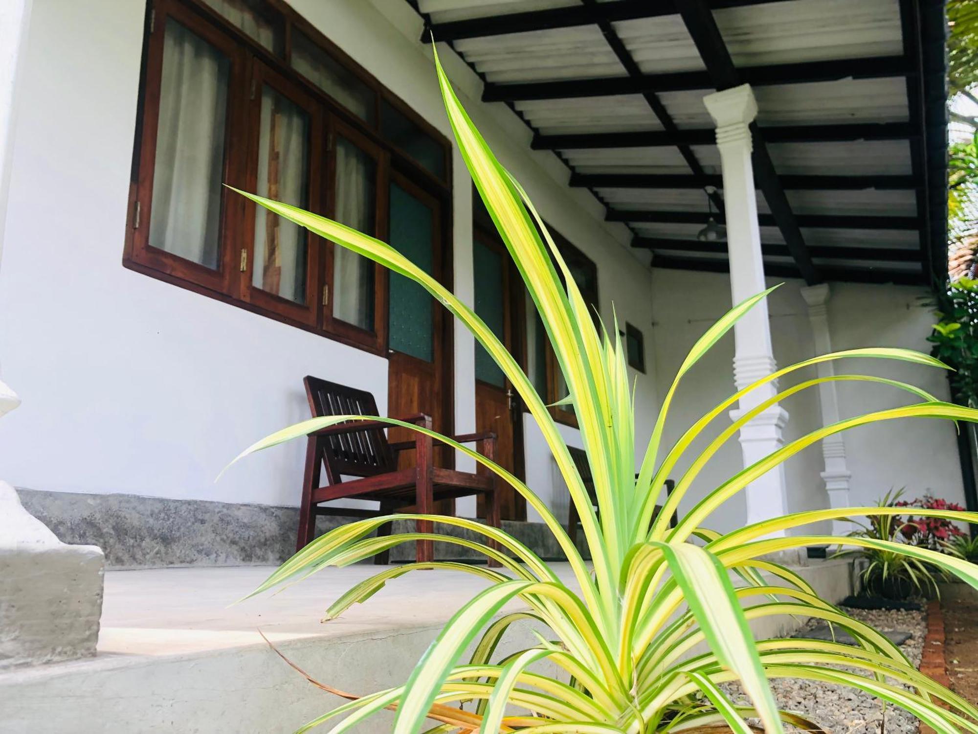 Waves Hotel Hikkaduwa Bagian luar foto