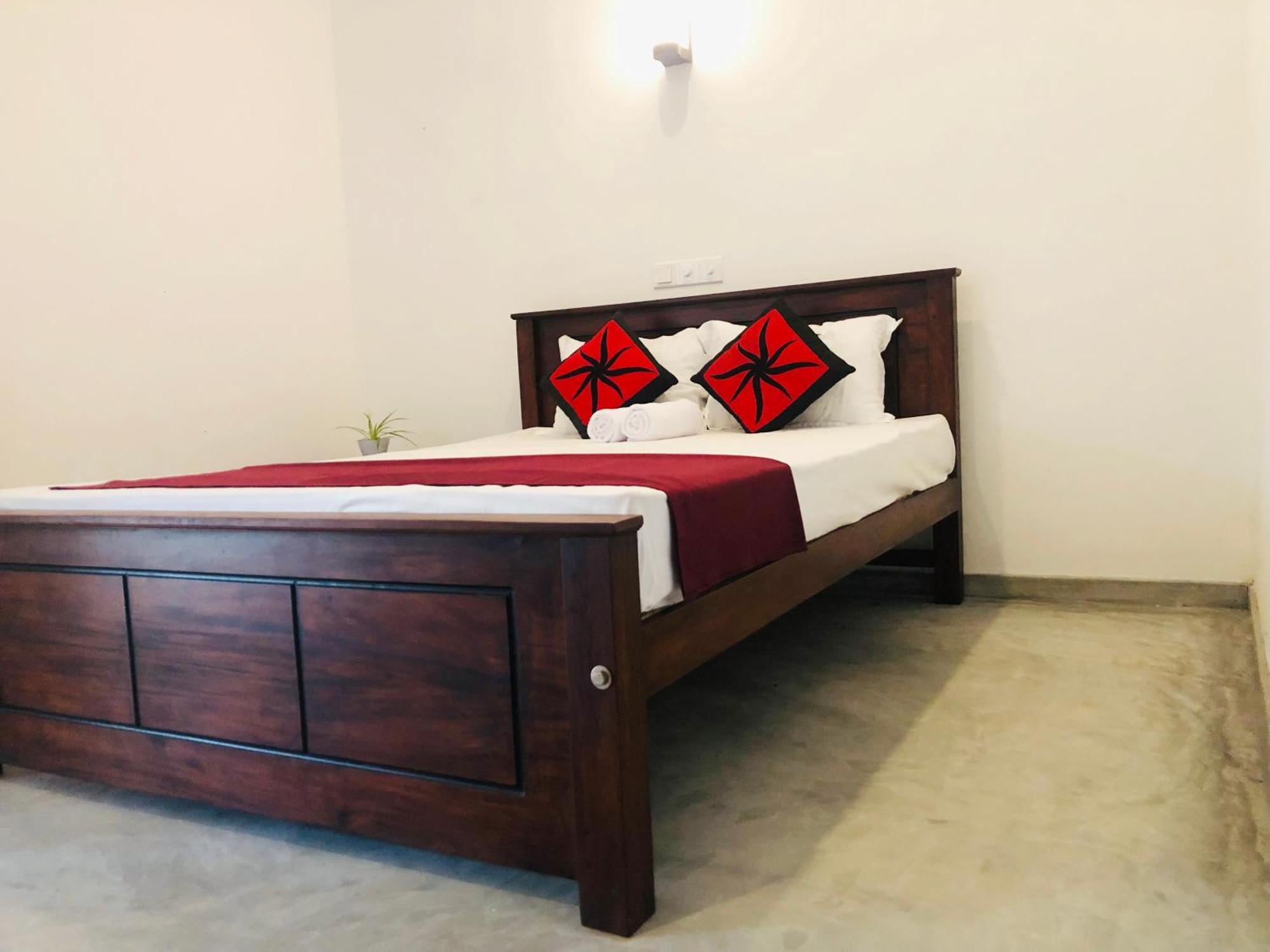 Waves Hotel Hikkaduwa Bagian luar foto
