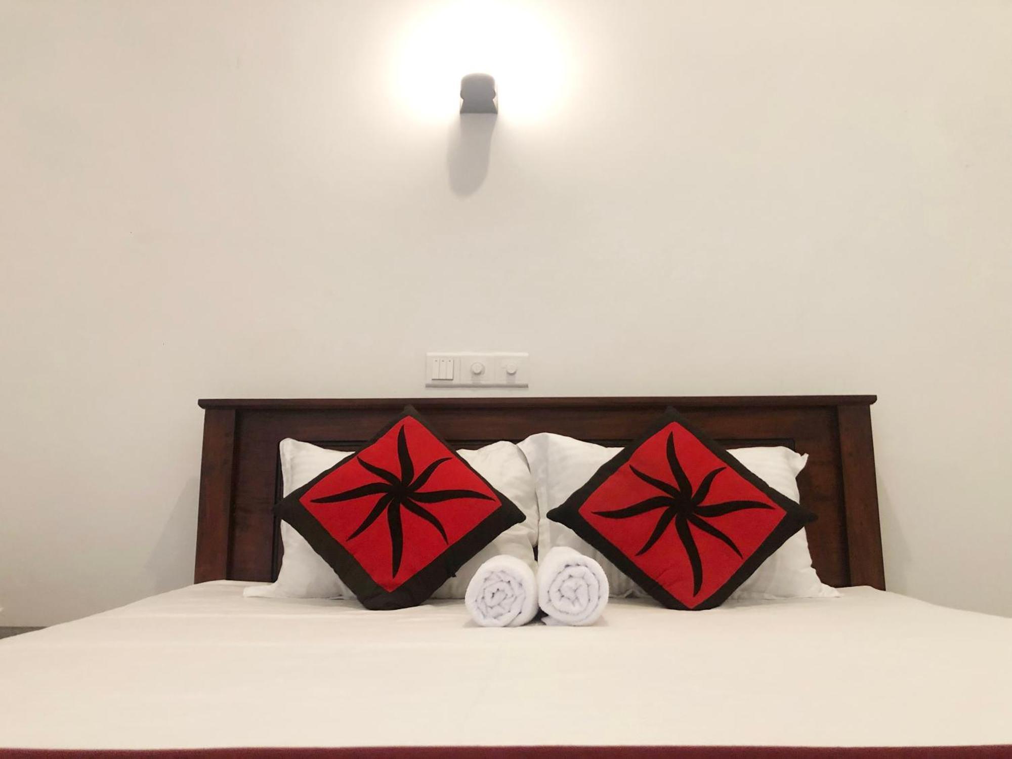 Waves Hotel Hikkaduwa Bagian luar foto