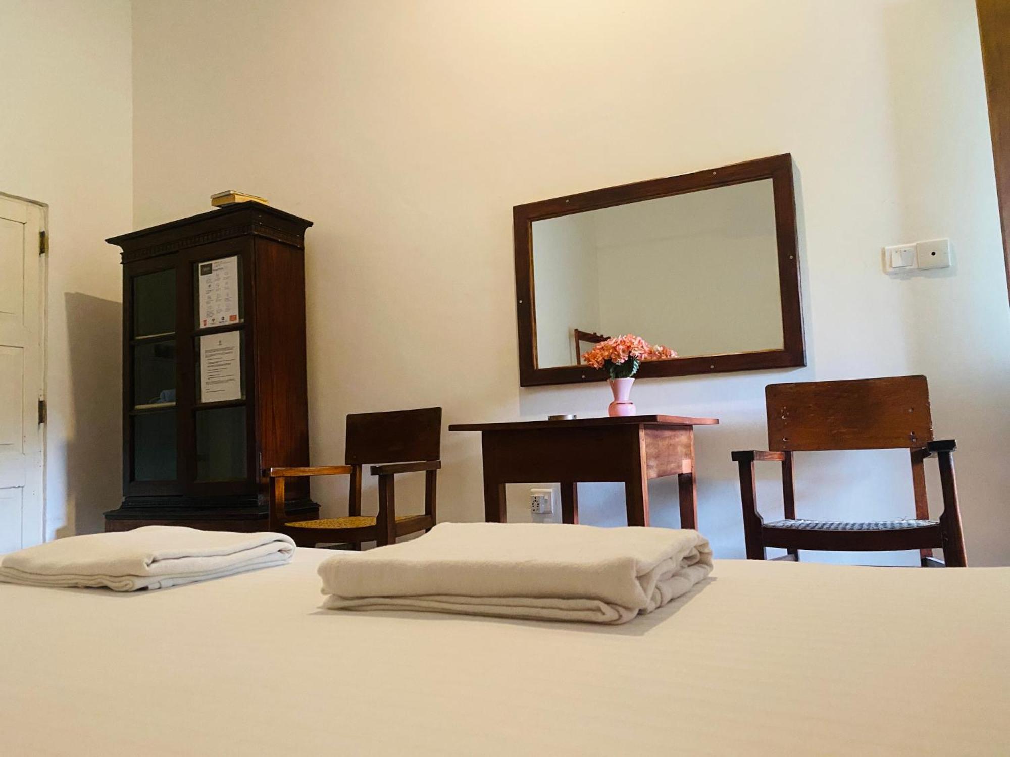 Waves Hotel Hikkaduwa Bagian luar foto